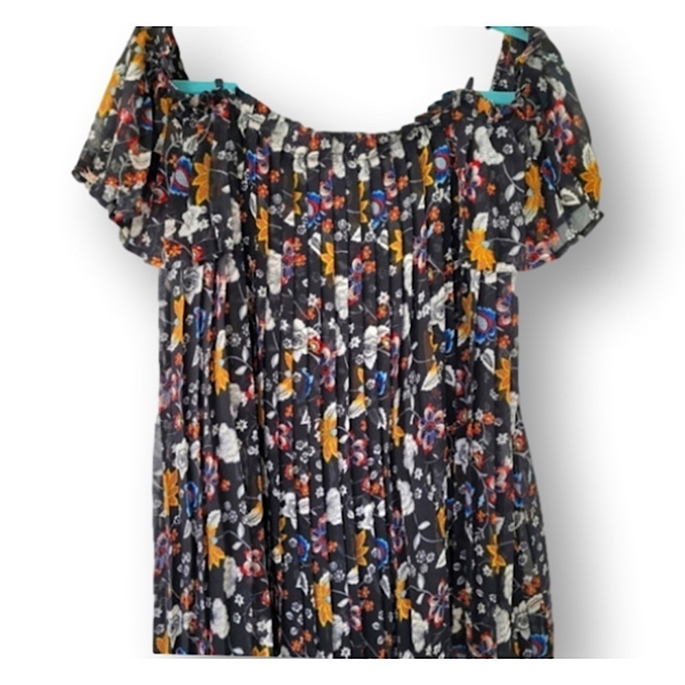 Floral pleated off shoulder trapeze mini dress.
